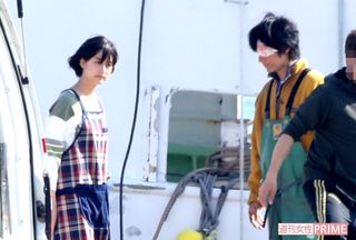 演出の指示を真剣に聞き入るディーンと山本