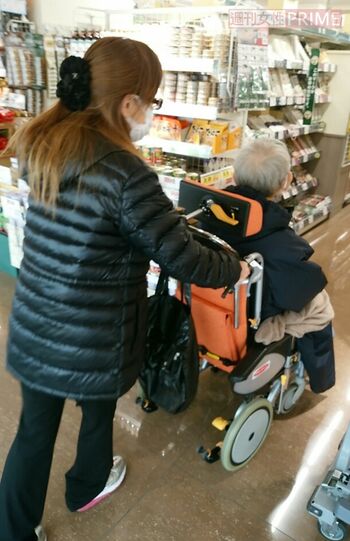 父を見守るため、ソファで寝ることも厭わなかったが「もっと在宅介護の知識があれば」と後悔も残る