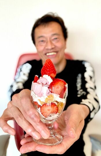 X（旧ツイッター）に投稿され、30万を超える「いいね」がついた、遠藤が同時に調理できるという3品の写真。いちごがモリモリのパフェからは、遠藤の甘党っぷりがうかがえる（遠藤のXより）