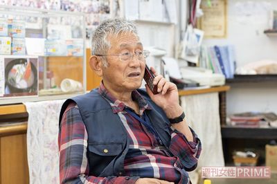 かつて命を救った男性からのSOSコールに、熱心に耳を傾ける茂さん。電話相談は約40分にもおよんだ　撮影／齋藤周造