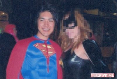 大学時代にアメリカ留学していたときの小室圭さん。「スーパーマン」の仮装をして外国人美女と（'12年ごろ）