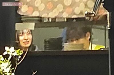 カウンターに並んで座り、日本酒や焼酎を楽しむ長尾寧音と須賀健太