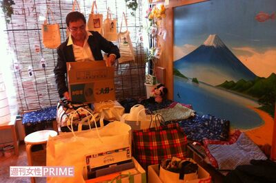 '11年の東日本大震災の被災地に支援物資を準備する西郷輝彦さん