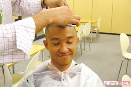 アイスタイルで働いていた会社員時代の松島さん。最終出社日にはオフィスで断髪式を行った