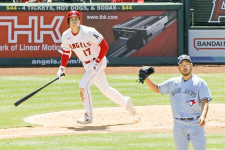 高校の先輩・菊池雄星と談笑する様子から一変。試合ではホームランを放った大谷翔平。左中間深くに飛び込む豪快な一発に現地メディアは「クレイジー」「化け物」と伝えた　写真/共同通信社