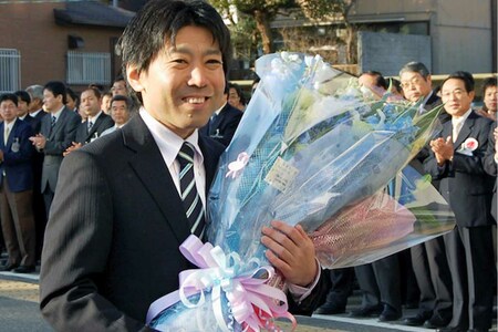 2009年、33歳で最年少市長として初登庁したときの山中光茂さん