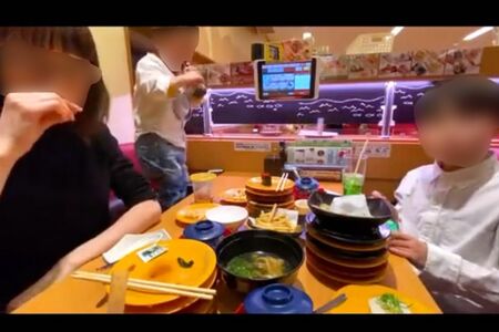 ネット上で拡散されたIくんの動画、レーン側の弟が醤油差しボトルを口に含んでいる