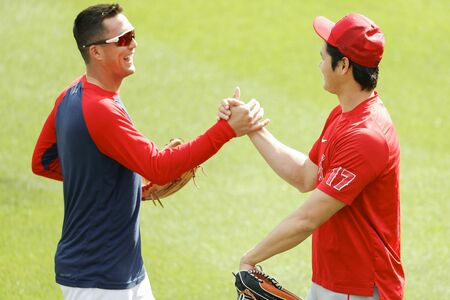 侍ジャパンでは“たっちゃん”の愛称と大谷翔平が提案したペッパーミルパフォーマンスで一躍人気者になったヌートバーとの久しぶりの再会に満面の笑みで楽しそう　写真/共同通信社