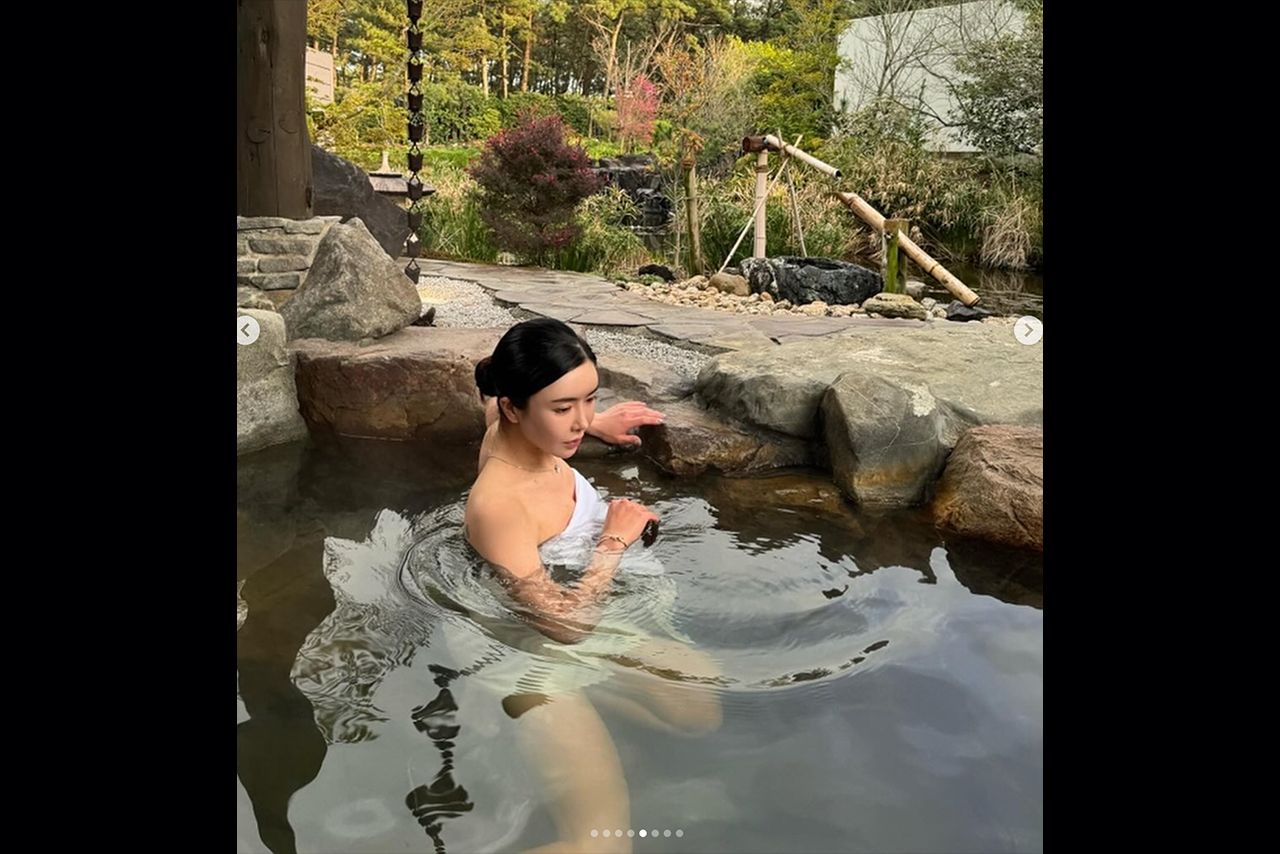 タオルを体に巻いて湯船に浸かっている（本人インスタグラムより）