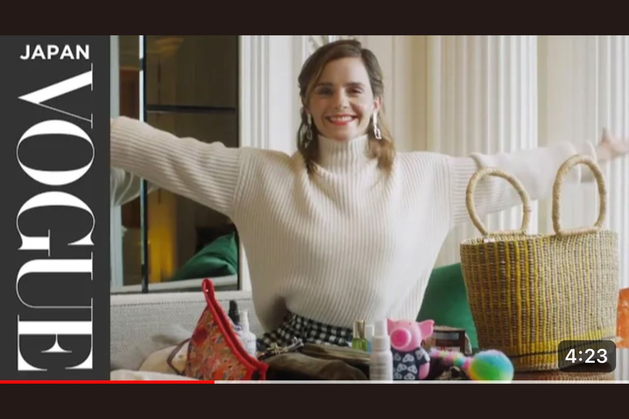 2020年、バッグの中身を紹介するエマ・ワトソン（『VOGUE』YouTubeチャンネル）