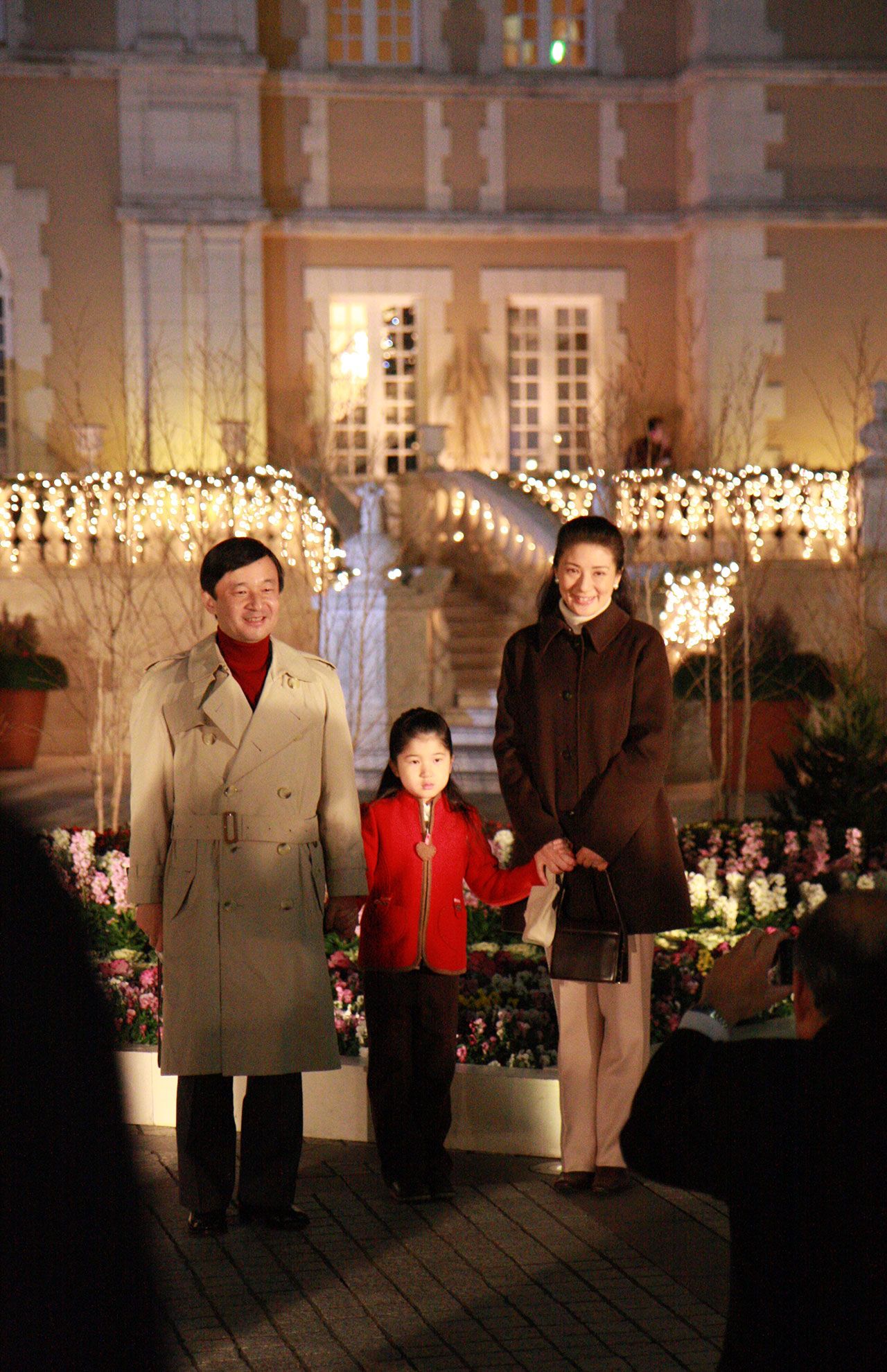 2007年12月、クリスマスを前に恵比寿ガーデンプレイスのイルミネーションへお忍びでお出ましになったご一家。陛下と愛子さまは赤のアイテムをお召しに