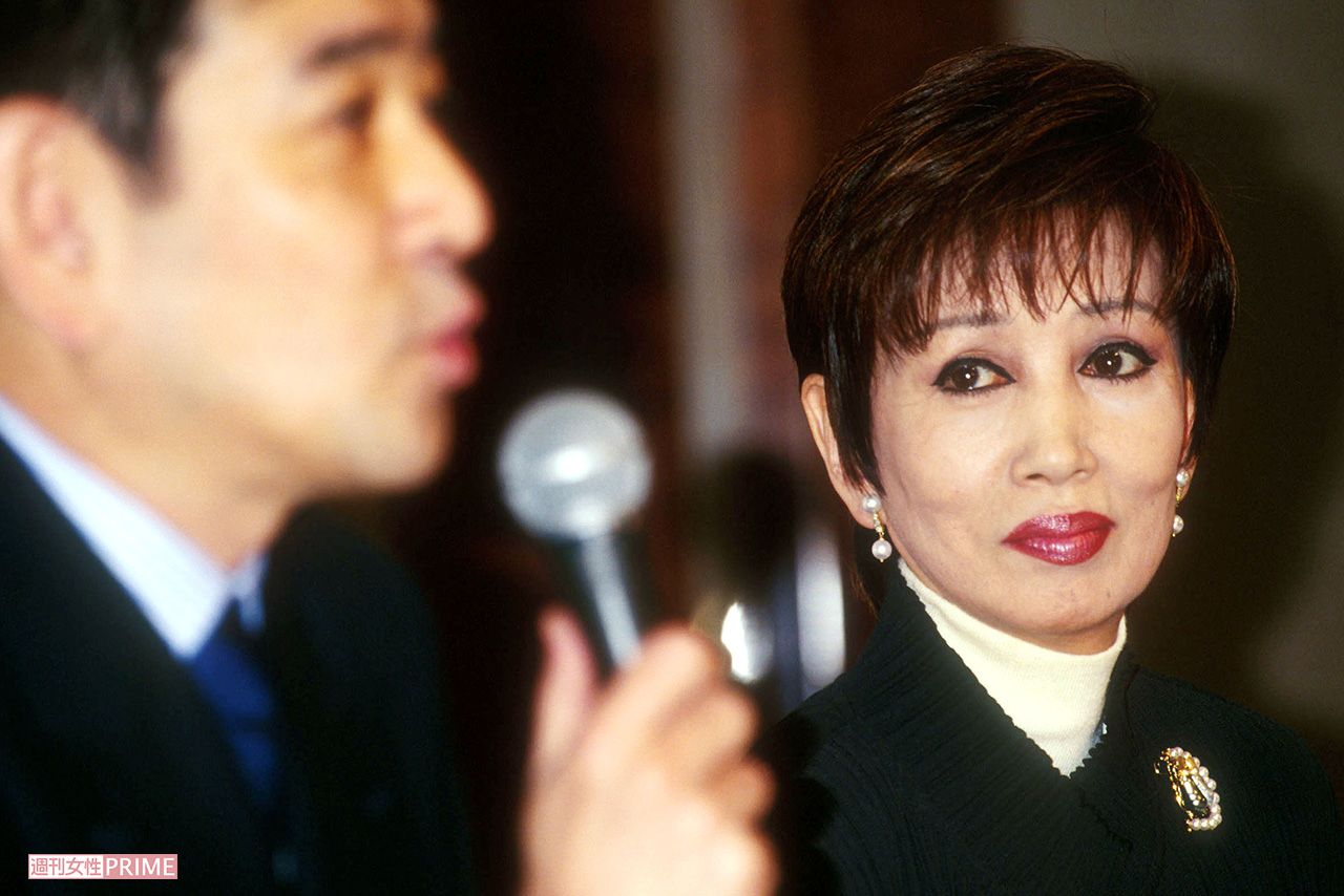 離婚会見する俳優・石坂浩二と女優・浅丘ルリ子