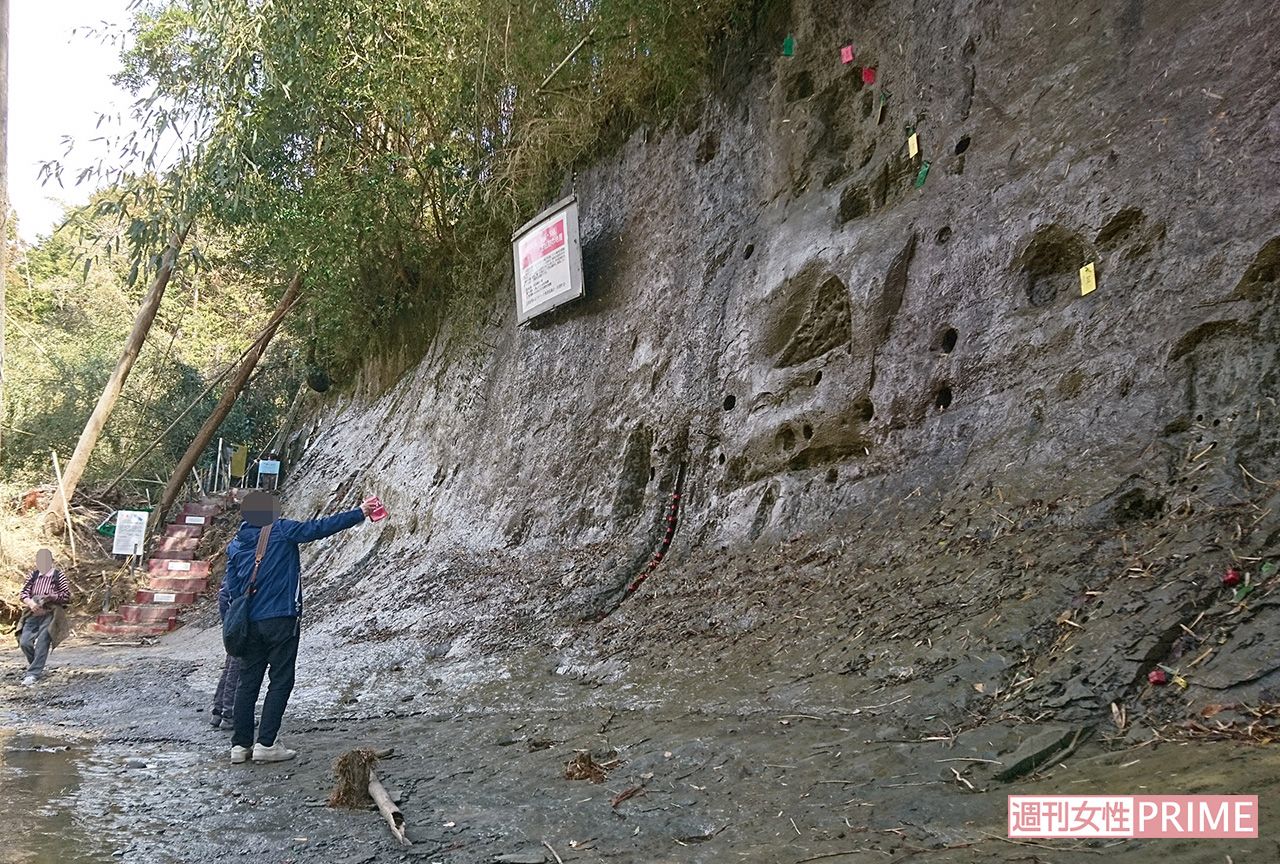 “入口”となる田淵会館への道に「チバニアン」への案内。私有地なのでマナーを守ろう