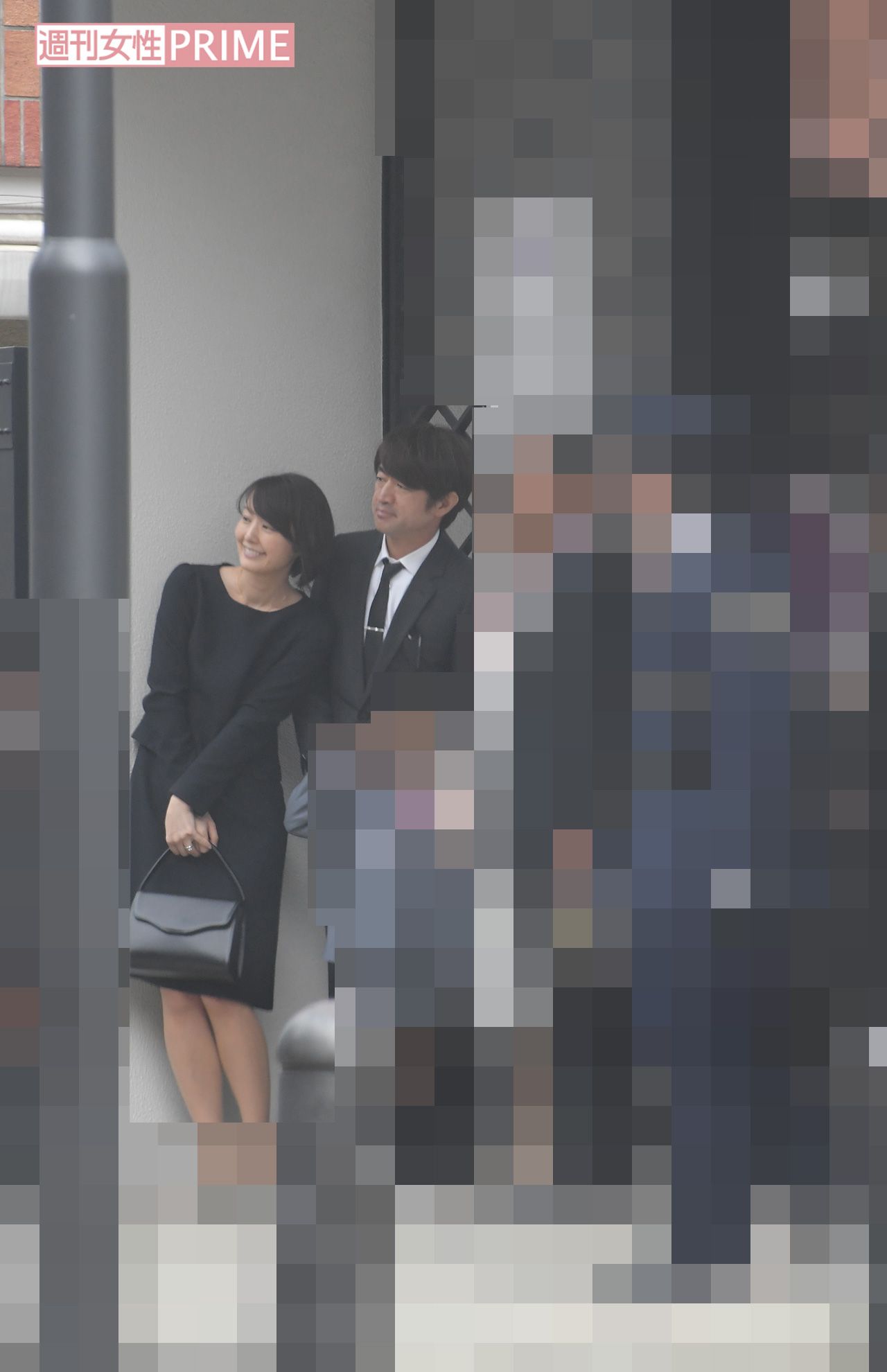 小学校の入学式で記念撮影をする大竹と中村