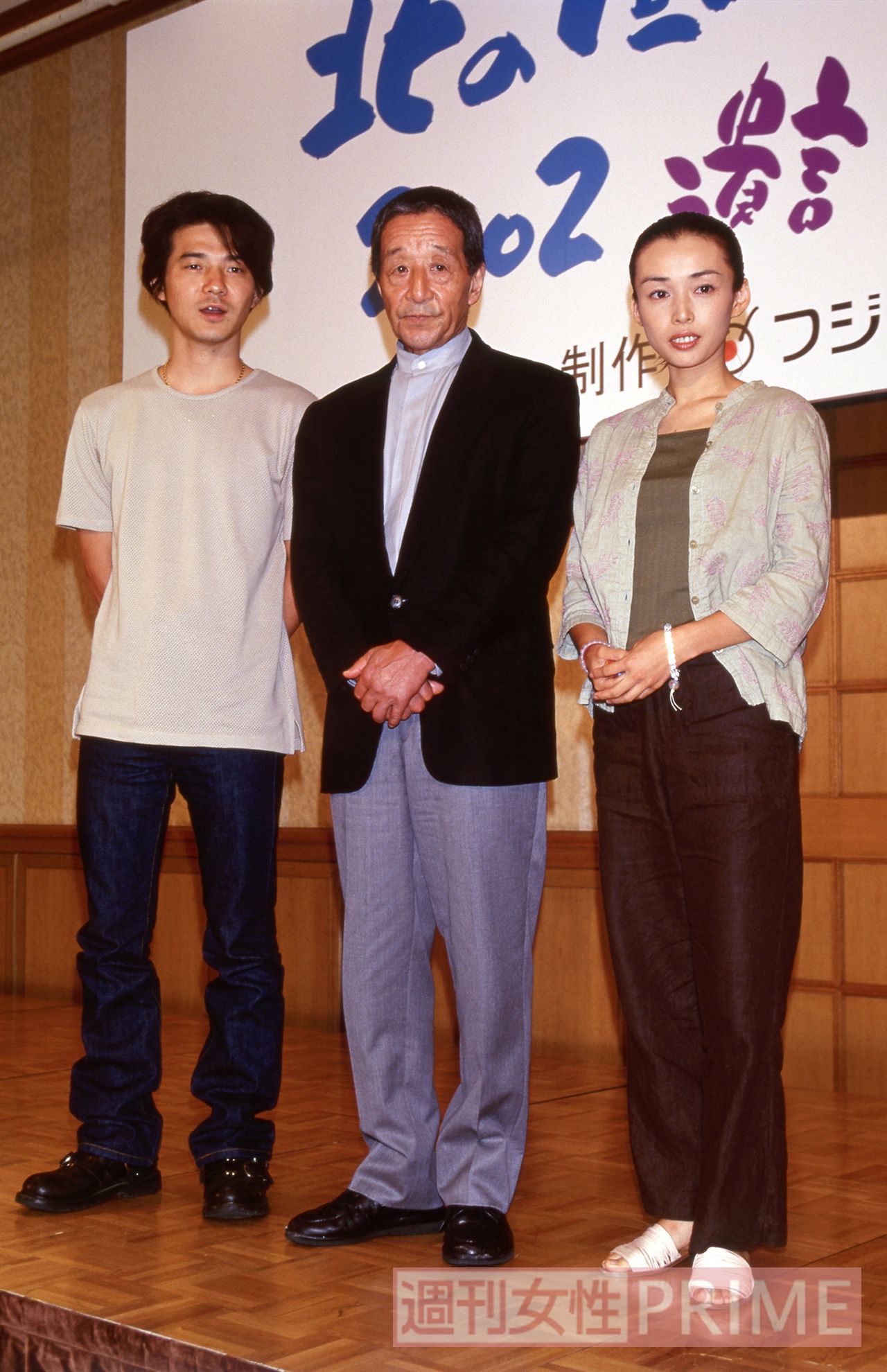 『北の国から'02 遺言』の記者会見で親子役の吉岡秀隆、中島知子とともに