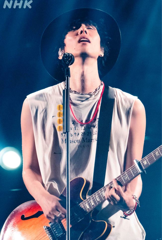 タンクトップで番組に出演した野田洋次郎（『NHK MUSIC』公式Xより）