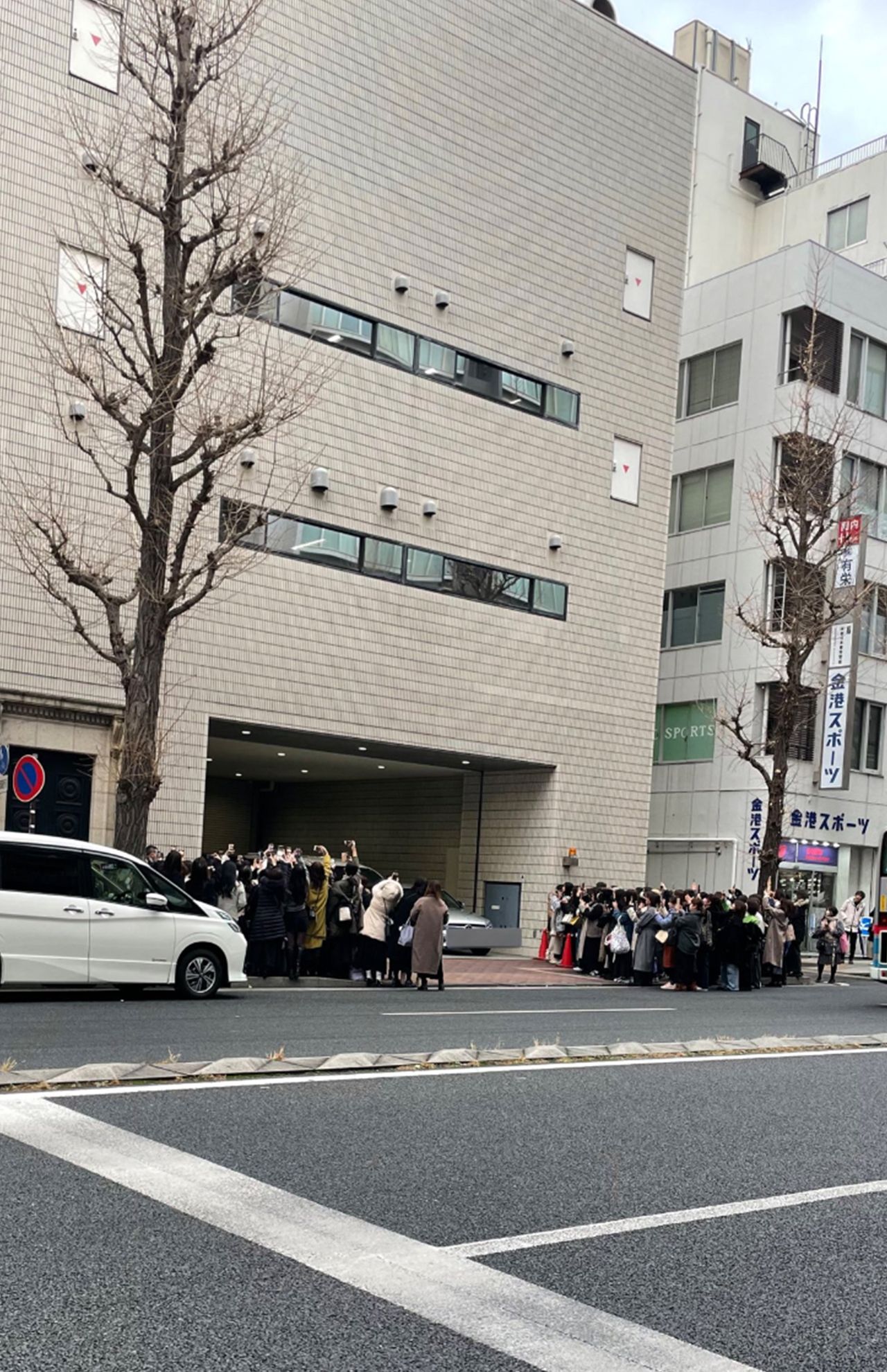 ヨコハマ映画祭の表彰式の出待ちをするファン、車の走行を妨げる可能性も（Xより）