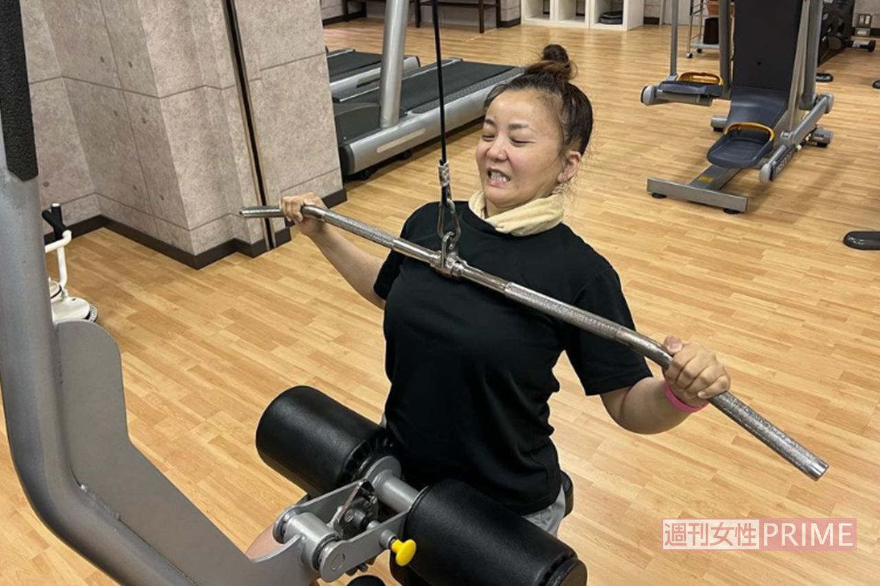 昨年5月、パーソナルジムでダイエットに励む華原。30キロ減に成功した（公式インスタグラムより）