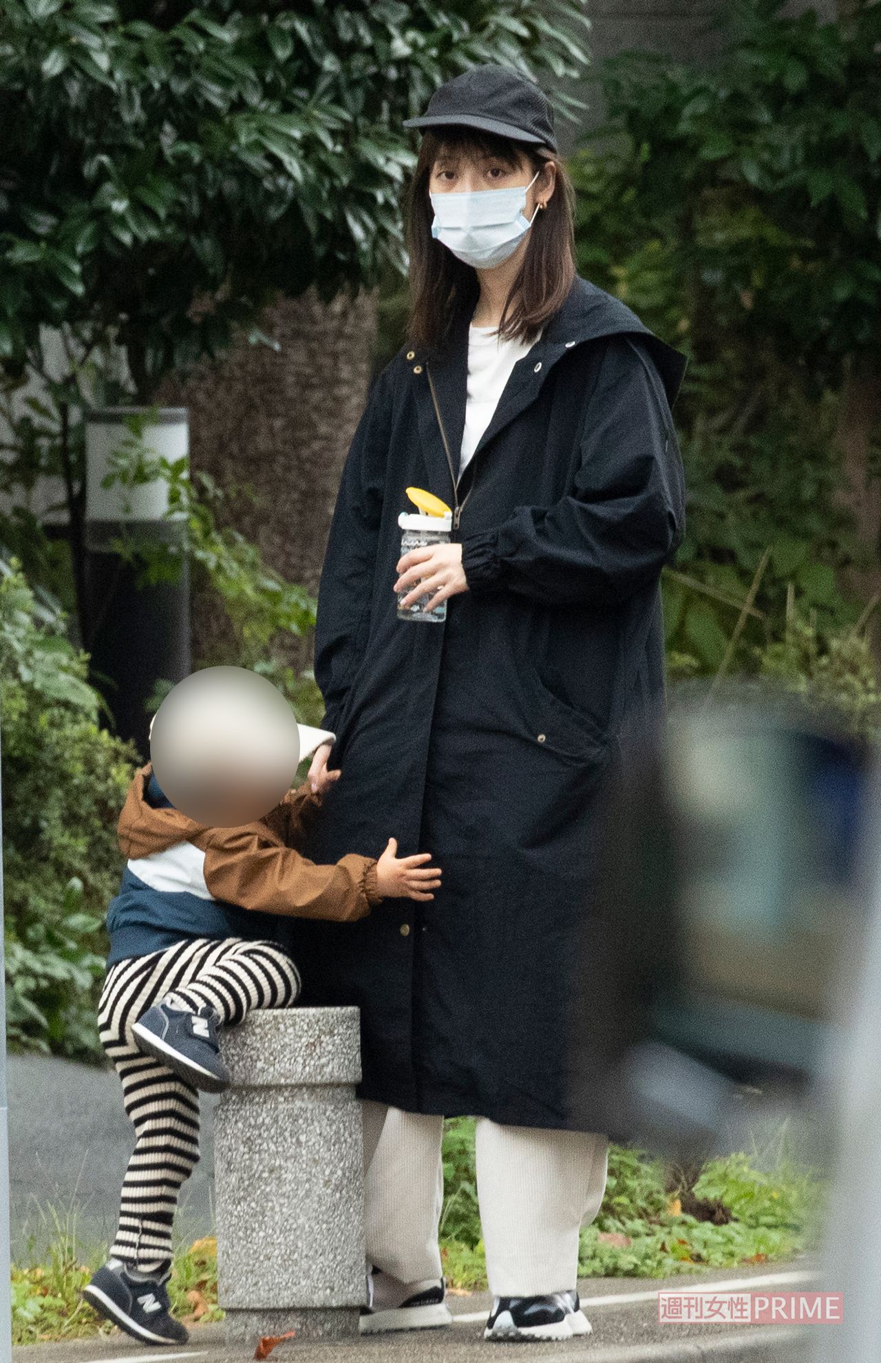 2020年10月、息子と散歩する佐々木希