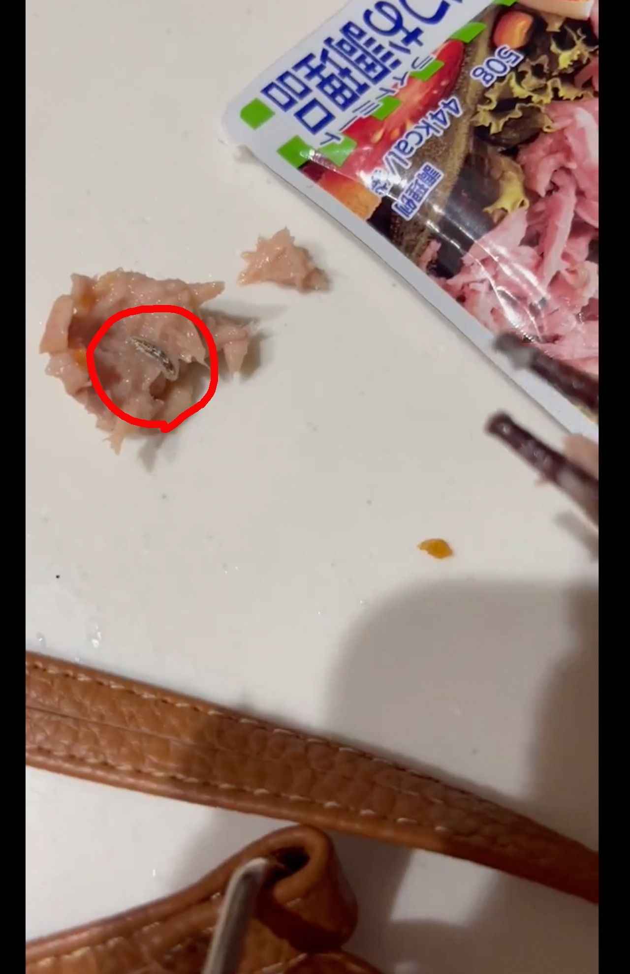 「シーチキンにウジ虫」混入を疑ったSNS動画。シーチキンに紛れて何やら虫が（※編集部加工）