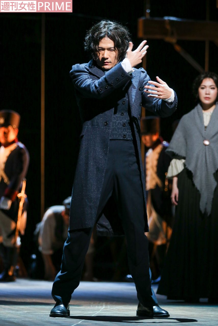 指揮する姿は本物の音楽家さながら。20名のコーラスによる生の合唱も加わり、『歓喜の歌』が披露されるシーンは鳥肌モノ！