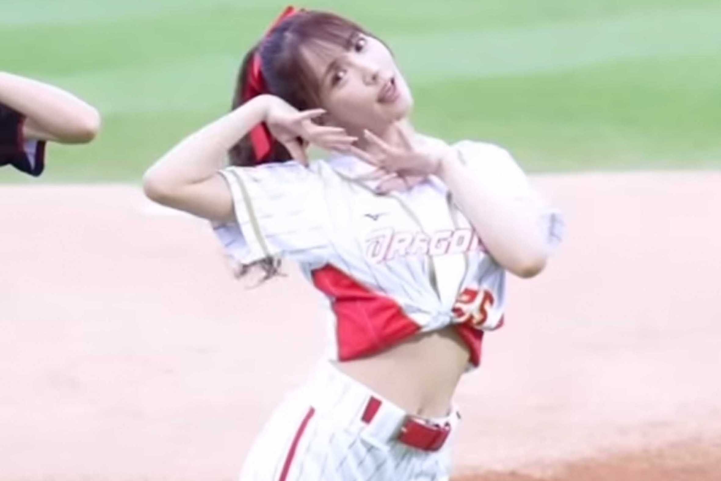 始球式での三上悠亜。ジャニーズアイドルとの交際に続きお騒がせ（本人インスタグラムより）