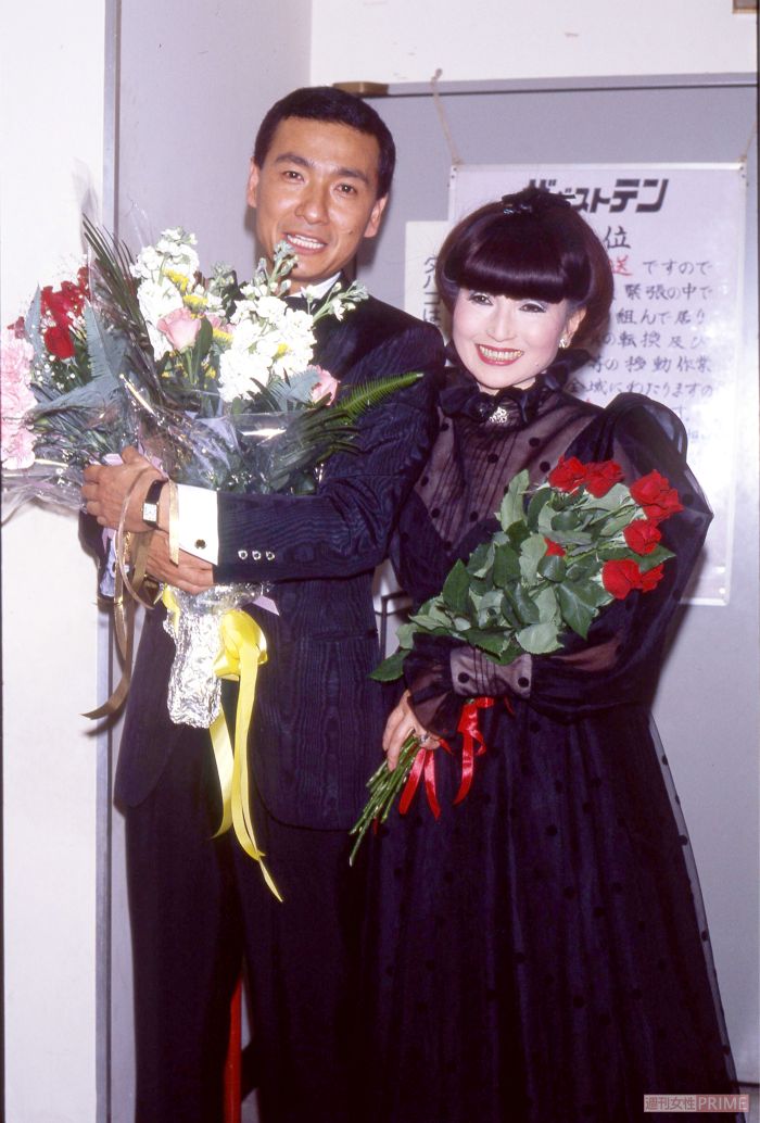 『ザ・ベストテン』司会コンビ・黒柳徹子と『週刊女性』カメラに“ハイ、ポーズ!” '05年、テレビへの復帰会見で笑顔を見せた久米宏さん