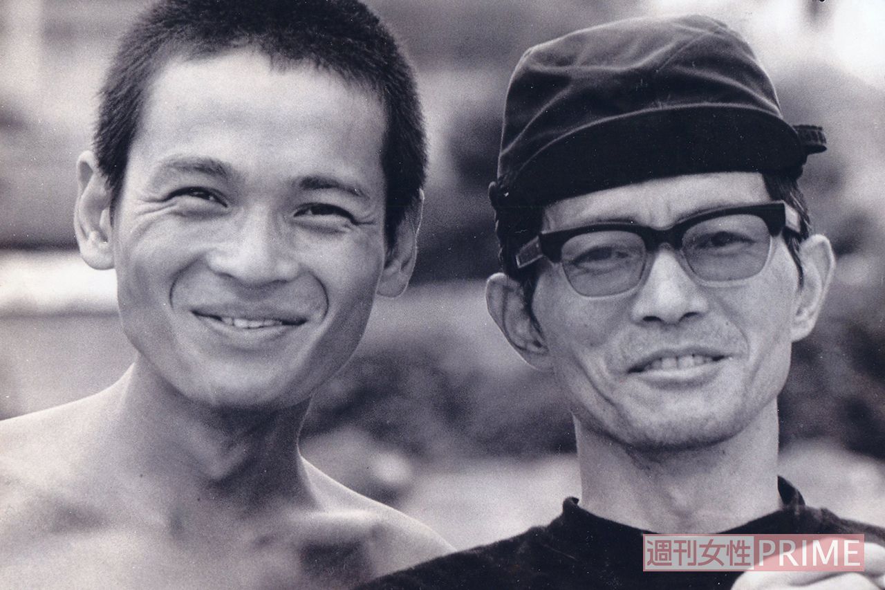 寺田が話す『肉弾』での岡本監督との思い出のカット。純粋無垢に笑う寺田（左）と、シニカルな笑みを浮かべる岡本監督（右）