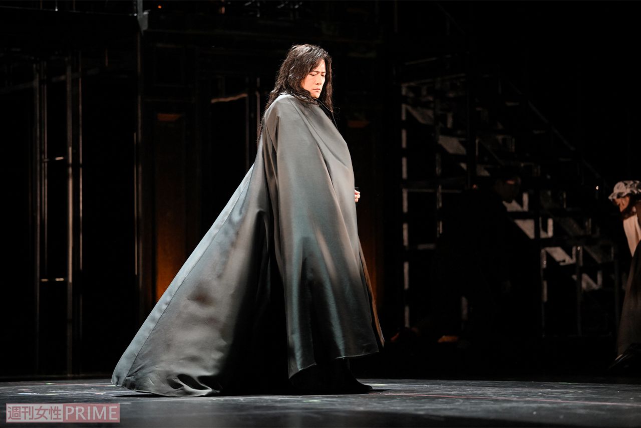 黒いマントに身を包む長髪の稲垣（撮影／渡邉智裕）