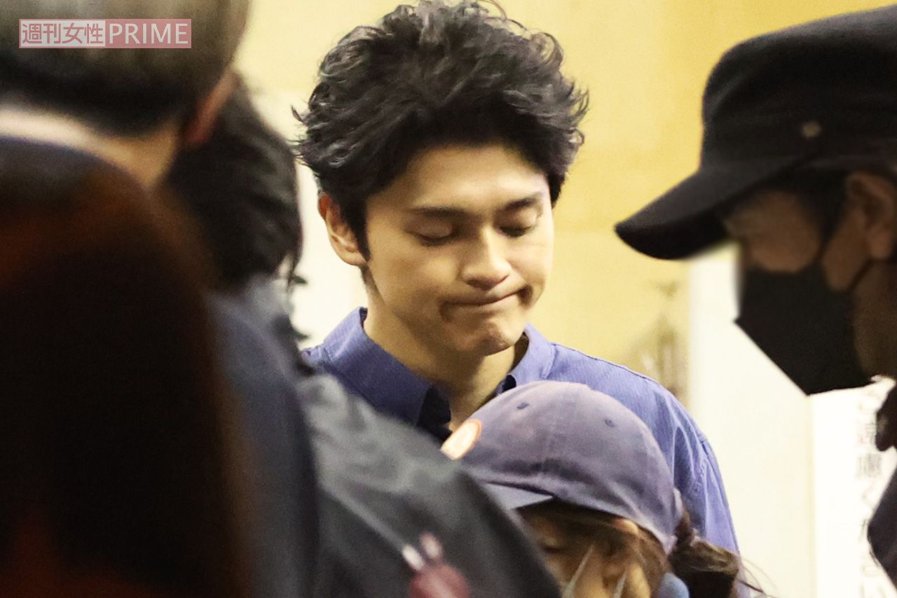 眞栄田郷敦（2022年、ドラマ『エルピス』ロケにて）