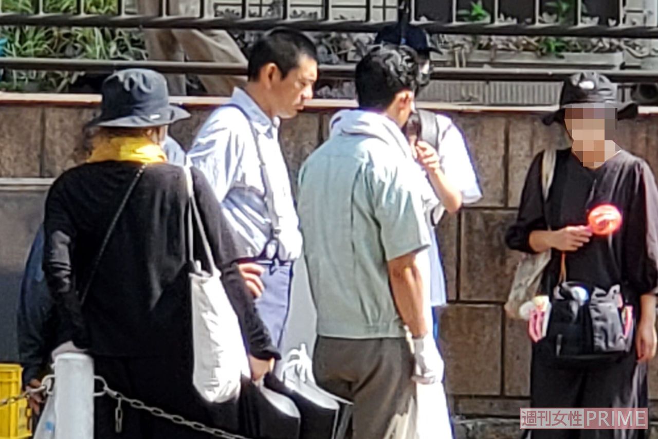 映画撮影現場で険しい顔をしていた博多華丸