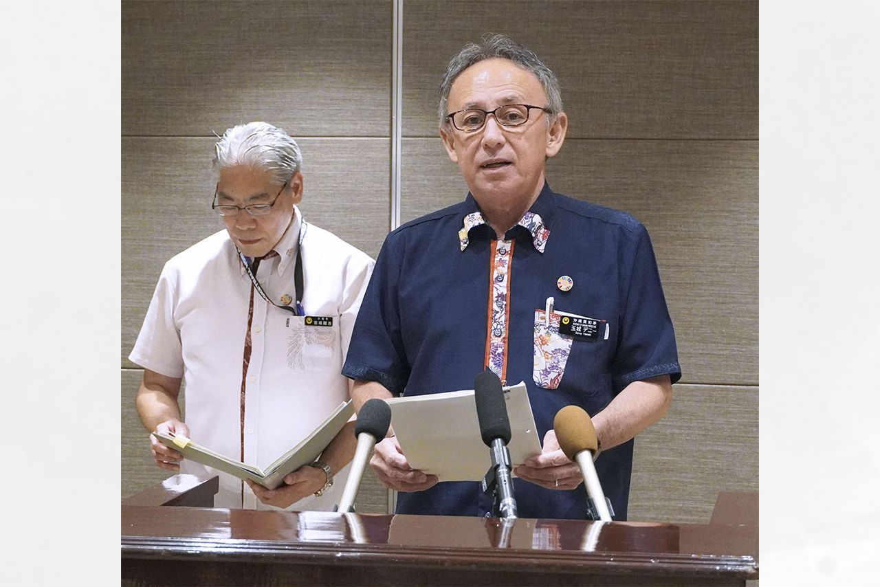 記者団の取材に応じる沖縄県の玉城デニー知事（右）＝６日、中国福建省福州市（C)共同通信