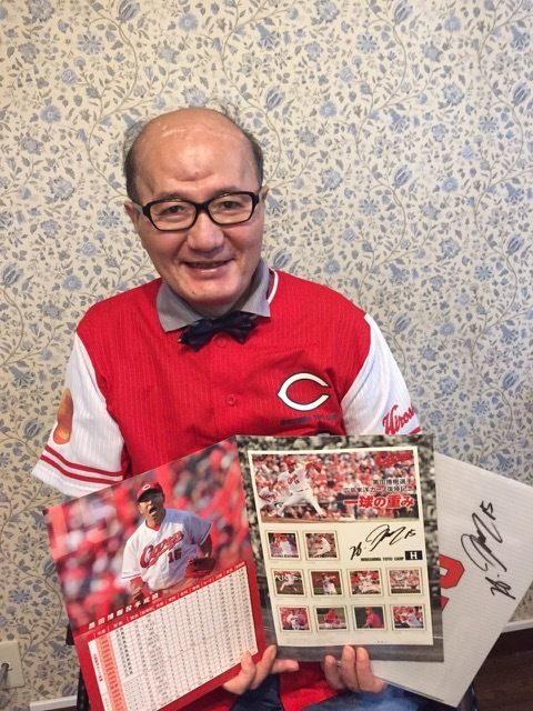 大好評で増刷も検討されているという。「黒田博樹選手広島東洋カープ復帰記念 一球の重み(大型はがき付き)」は7月15日午前0時から、日本郵便株式会社Webサイト「郵便局のネットショップ」(http://www.shop.post.japanpost.jp/)で販売。なお、販売価格(2000 円)のほかに郵送料等が加算される