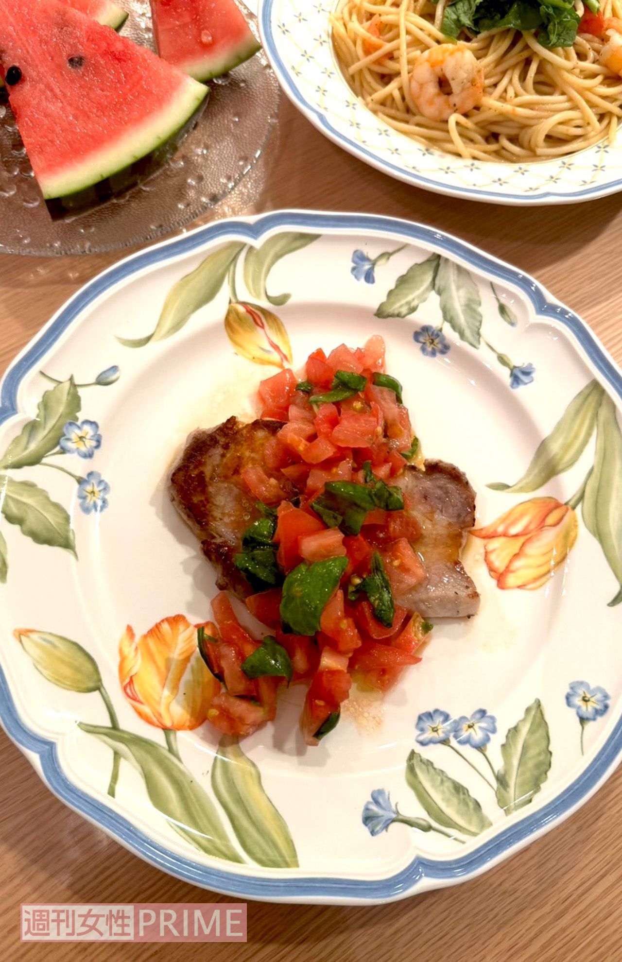 お肉の上に、トマトを刻んだソースをたっぷりかけて　撮影／加藤綾菜
