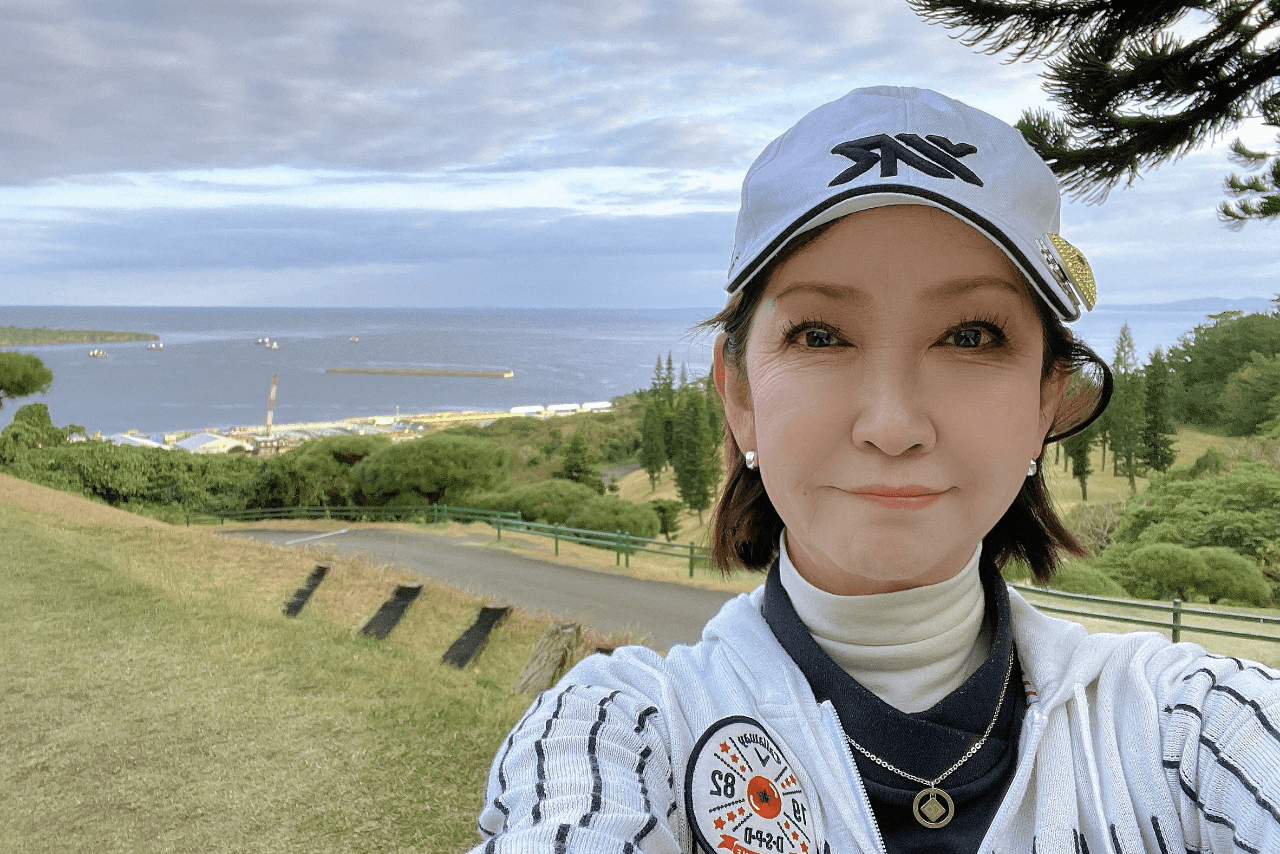 手抜き介護を知ってからは趣味のゴルフも再開。「いちばんのリフレッシュ習慣でした。アフターゴルフの温泉も楽しみ」（写真／本人提供）