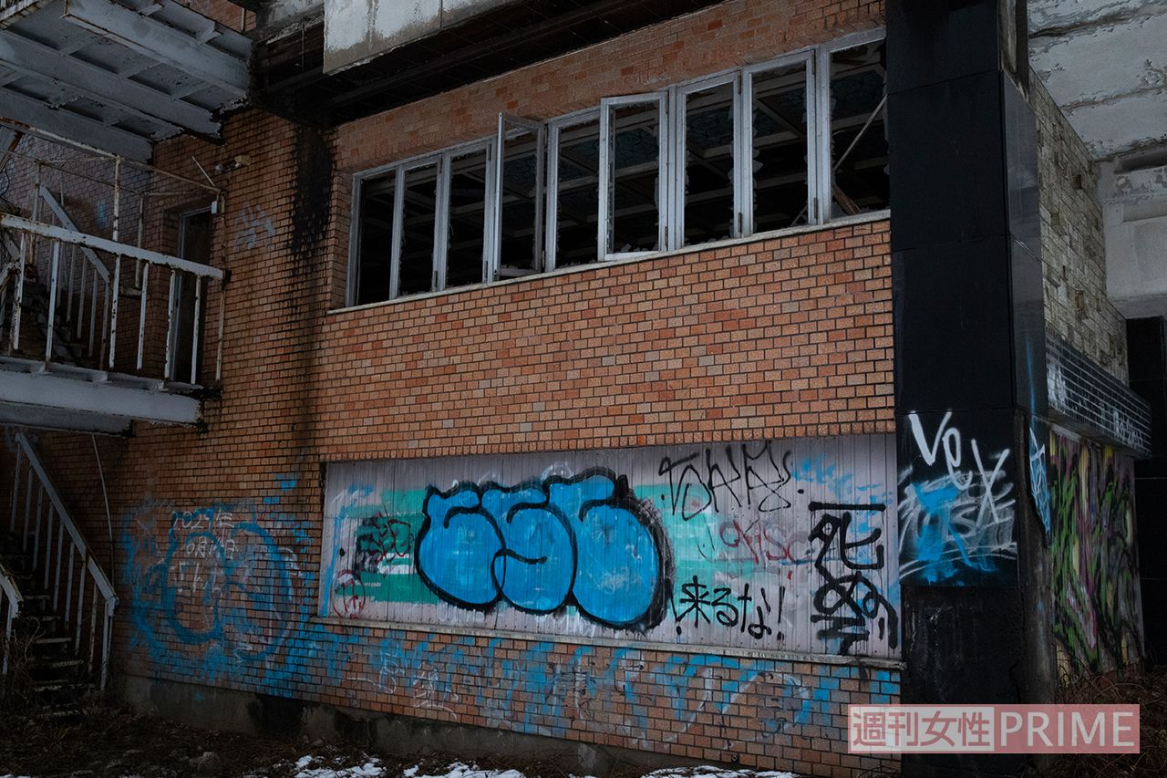 最恐心霊スポットの内部。コロナの書き込みがあることから今でも人の出入りは多いと見られる。日中でも真っ暗で女性2人で行くには相当な勇気がいる