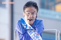 衆院選東京15区の補欠選挙で演説中の乙武洋匡氏に対し、電話ボックスによじ登ってヤジ・妨害行為に及んだ候…
