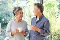 高齢者を「シルバー」と呼ぶのはなぜ？ 国鉄の優先座席の色が決まった意外な理由