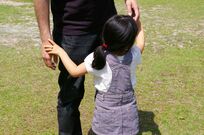 離婚で親権を放棄したバリキャリ妻、年収が3分の1の夫に懐く娘に感じた“疎外感”