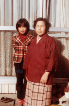 母親と。実際は岡本の祖母にあたる