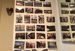 お手洗いの壁が旅行の写真のギャラリーに。ヨーロッパは列車に乗って巡ったそう