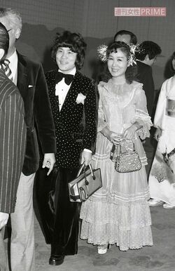 「ピンクになる」以前の林家ペー・パー子。服装は変わっても、おしどり夫婦ぶりは変わらない