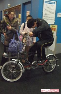 スケートリンクでの走行テスト中に2WDの自転車にまたがってみる羽生（写真提供：モッツ出版）