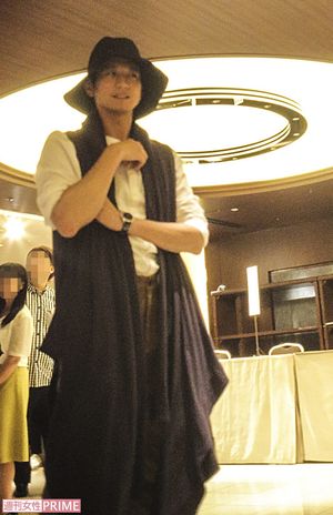 流行りのジレの裾をヒラヒラさせて遊んでいた向井理