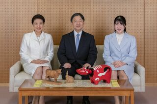 '21年の1月に公開された新年用のご一家写真。天皇陛下と雅子さまと愛子さまは、この談話室で思い出を語り合われて