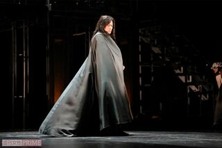 黒いマントに身を包む長髪の稲垣（撮影／渡邉智裕）
