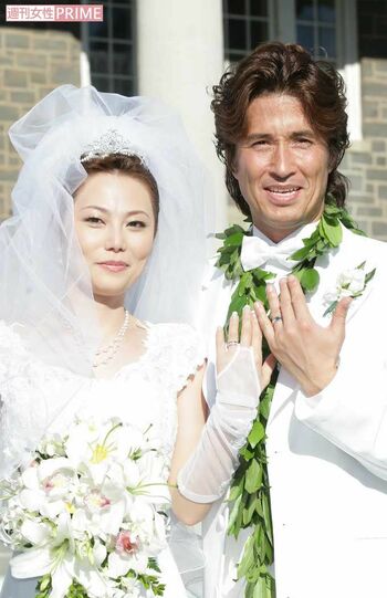 2006年の元妻との結婚式。2017年と2024年の2回、羽賀と共謀したとして、共に逮捕されている