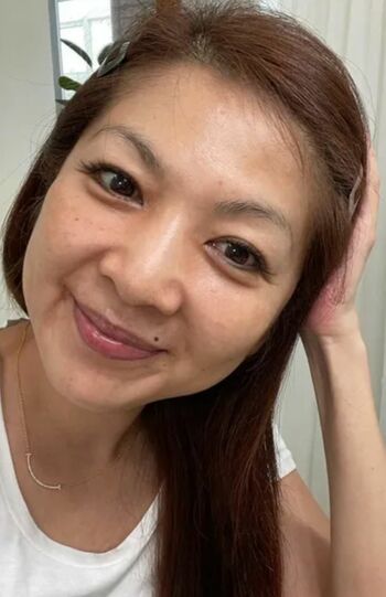 スッピンでも目はバッキバキの飯島直子。飾らない笑顔が愛らしい。まつエクはアイラインの効果も（飯島直子のインスタグラムより）