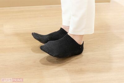 1.足をそろえてまっすぐ立ち、爪先を上げてかかと立ちになる。（撮影／齋藤周造）