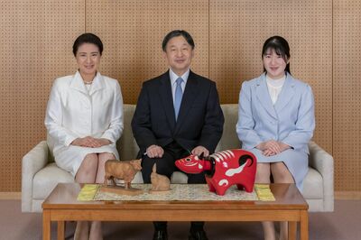 '21年の1月に公開された新年用のご一家写真。天皇陛下と雅子さまと愛子さまは、この談話室で思い出を語り合われて